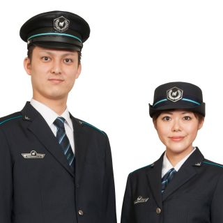 名鉄の帽子をかぶる人。